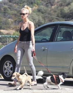 Yvonne Strahovski feet photo thumbnail