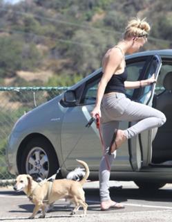 Yvonne Strahovski feet photo thumbnail