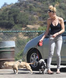 Yvonne Strahovski feet photo thumbnail
