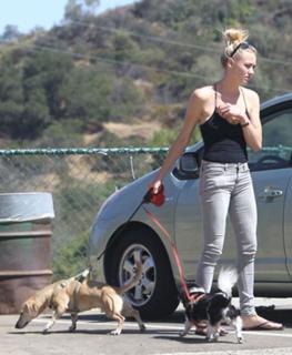 Yvonne Strahovski feet photo thumbnail