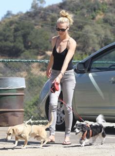 Yvonne Strahovski feet photo thumbnail