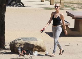 Yvonne Strahovski feet photo thumbnail
