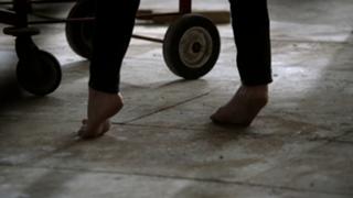 Yvonne Strahovski feet photo thumbnail