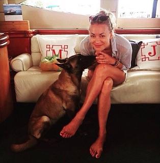 Yvonne Strahovski feet photo thumbnail