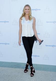 Yvonne Strahovski feet photo thumbnail