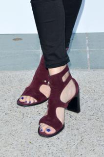 Yvonne Strahovski feet photo thumbnail
