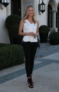 Yvonne Strahovski feet photo thumbnail