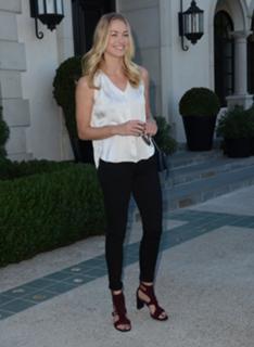 Yvonne Strahovski feet photo thumbnail