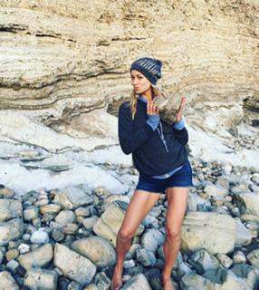 Yvonne Strahovski feet photo thumbnail