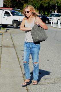 Yvonne Strahovski feet photo thumbnail