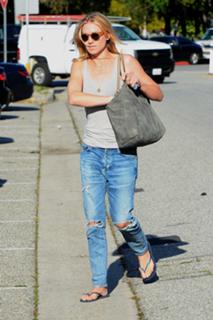 Yvonne Strahovski feet photo thumbnail