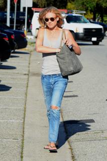 Yvonne Strahovski feet photo thumbnail