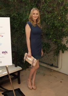 Yvonne Strahovski feet photo thumbnail