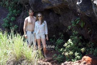 Yvonne Strahovski feet photo thumbnail