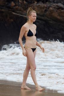 Yvonne Strahovski feet photo thumbnail