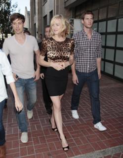 Yvonne Strahovski feet photo thumbnail