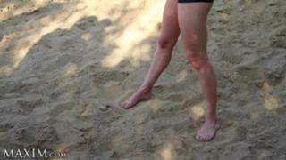 Yvonne Strahovski feet photo thumbnail