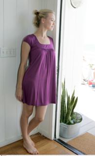 Yvonne Strahovski feet photo thumbnail