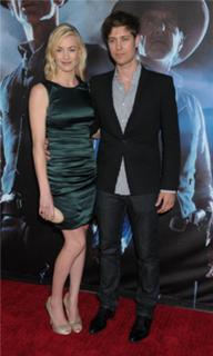 Yvonne Strahovski feet photo thumbnail