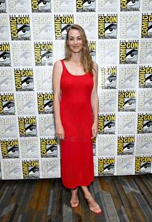 Yvonne Strahovski feet photo thumbnail