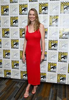 Yvonne Strahovski feet photo thumbnail