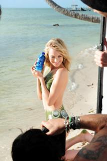 Yvonne Strahovski feet photo thumbnail
