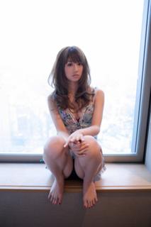 Yûko Ogura feet photo thumbnail