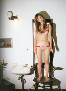 Yûko Ogura feet photo thumbnail