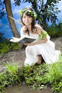 Yûko Ôshima feet photo 8