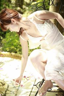 Yûko Ôshima feet photo 7