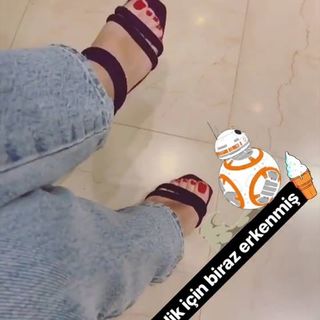 Yüsra Geyik feet photo 4