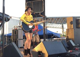 ZZ Ward feet photo 9