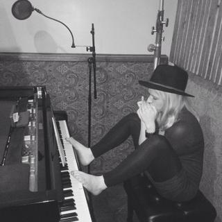 ZZ Ward feet photo 4