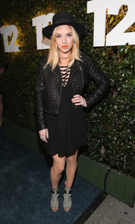 ZZ Ward feet photo 6