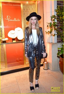 ZZ Ward feet photo 12