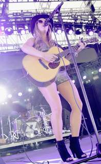 ZZ Ward feet photo 7