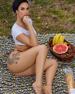 Zahra Elise feet photo 12
