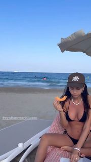 Zaira Nara feet photo thumbnail