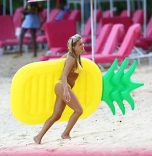 Zara Holland feet photo 1