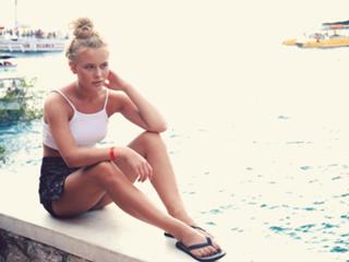 Zara Larsson feet photo thumbnail