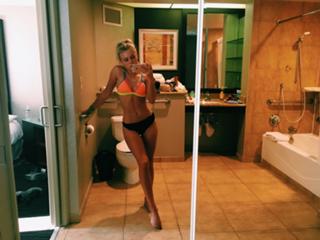 Zara Larsson feet photo thumbnail