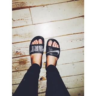 Zara Larsson feet photo thumbnail