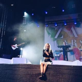 Zara Larsson feet photo thumbnail