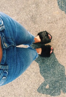 Zara Larsson feet photo thumbnail