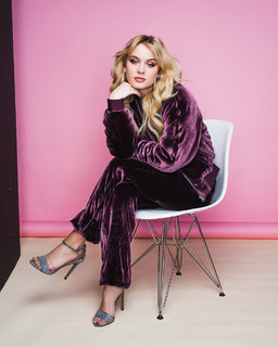 Zara Larsson feet photo thumbnail