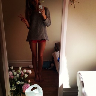 Zara Larsson feet photo thumbnail