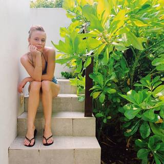 Zara Larsson feet photo thumbnail