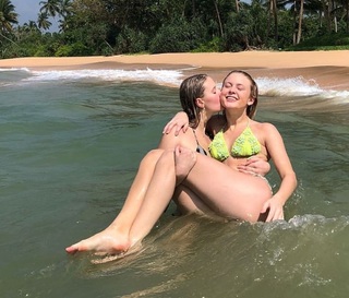 Zara Larsson feet photo thumbnail