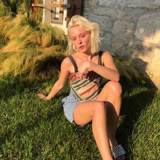Zara Larsson feet photo thumbnail