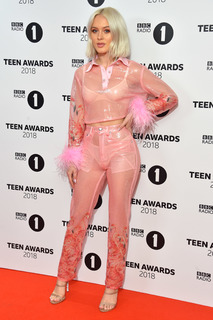 Zara Larsson feet photo thumbnail
